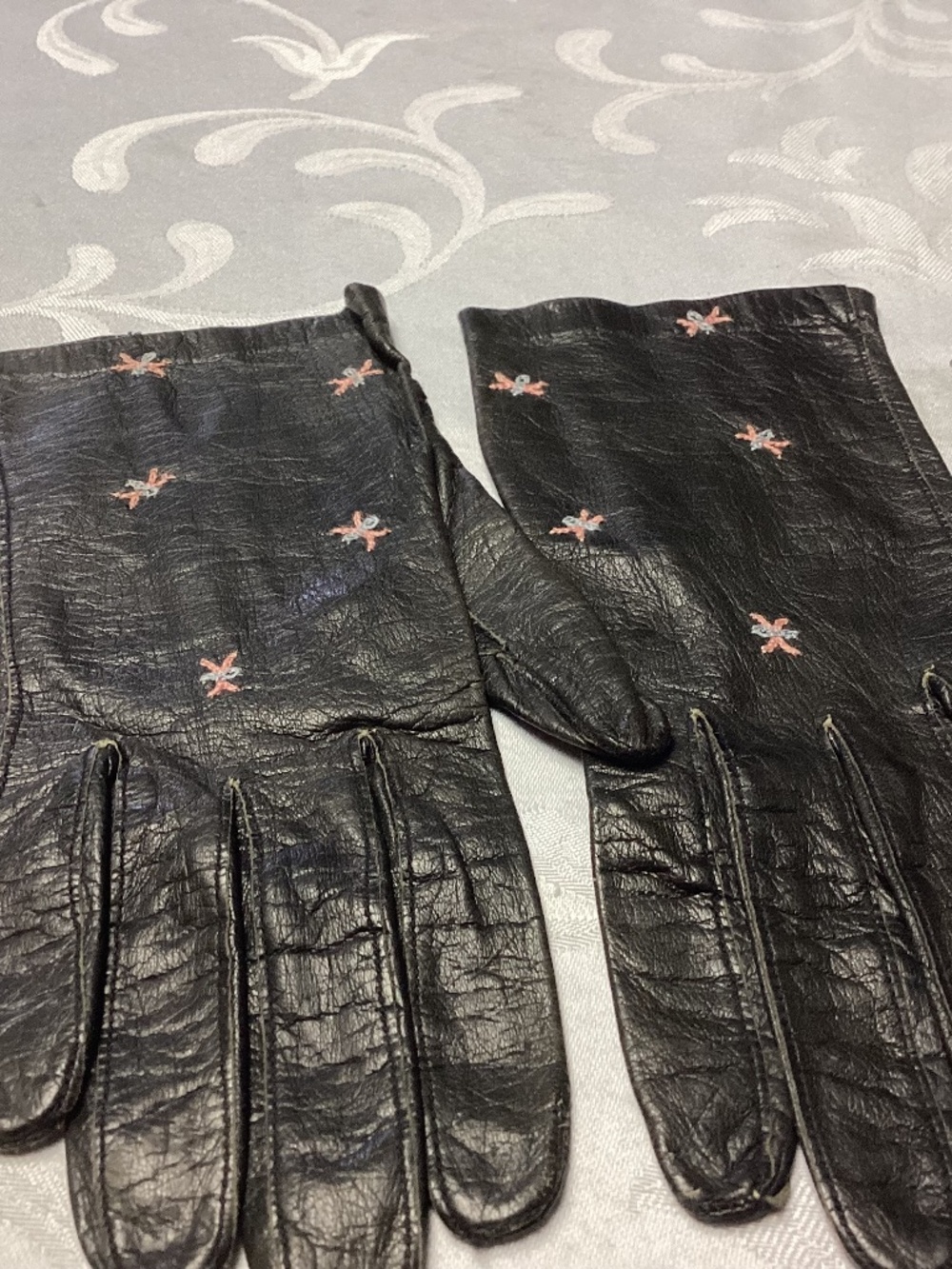 LADIES LEATHER KID GLOVES MADE IN FRANCE. MUST SEE 💙🩷💙🩷💙🩷